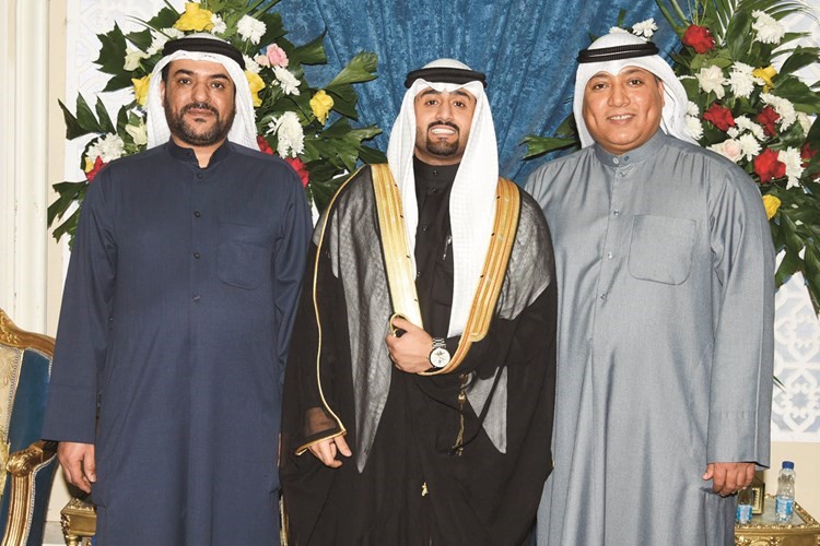 المعرس سعود الحربي متوسطا عميه فيصل الحربي وحمود الحربي﻿