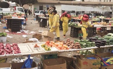فرق التفتيش خلال مصادرة كميات من الخضراوات والفواكه في سوق عشوائي﻿