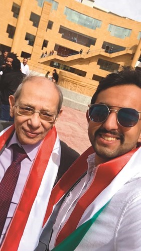 الطالب محمد مفرح الشمري مع عميد كلية طب الأسنان د. رضا عبدالرحمن﻿