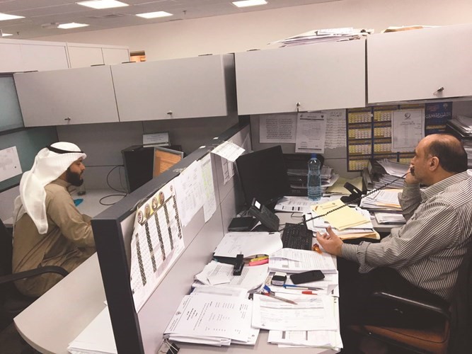 موظفو الأوقاف خلال العمل﻿