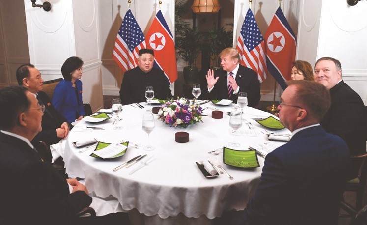 ﻿الرئيس الأميركي دونالد ترامب والزعيم الكوري الشمالي كيم جونغ اون خلال تناولهما العشاء عقب لقاء مقتضب في فيتنام أمس	 (ا.ف.پ)﻿