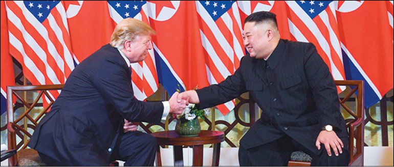  الرئيس الأميركي دونالد ترامب مصافحا الزعيم الكوري الشمالي كيم جونغ أون بمستهل قمتهما في هانوي امس					           (ا.ف.پ) 