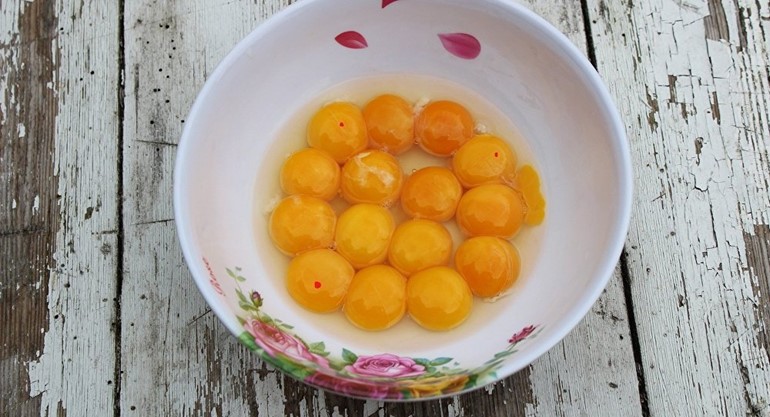 ما سبب وجود الدم في بيض الدجاج وهل تناوله خطر على الصحة