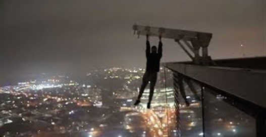 بالفيديو.. مغامر يتأرجح بيد واحدة أعلى مبنى شاهق الارتفاع