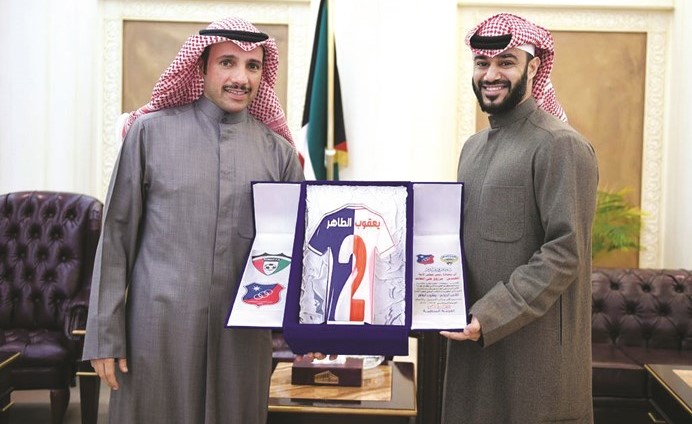 رئيس مجلس الامة مرزوق الغانم خلال استقباله يعقوب الطاهر ﻿