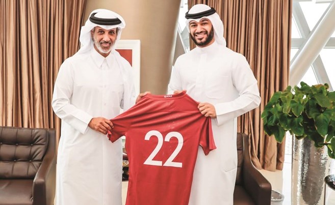 الشيخ حمد بن خليفة يقدم فانيلة المنتخب القطري ليعقوب الطاهر ﻿
