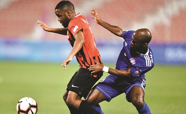 لاعب الريان خلفان إبراهيم يحاول المرور من مدافع الشحانية﻿