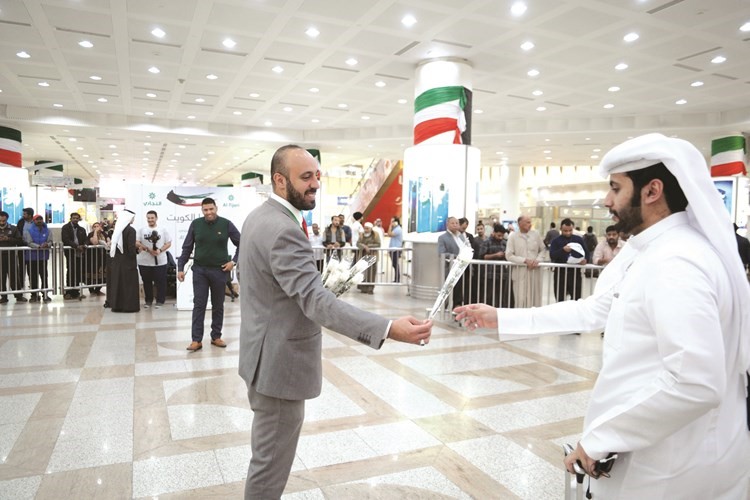 جانب من استقبال القادمين وتوزيع الورود على الزائرين﻿