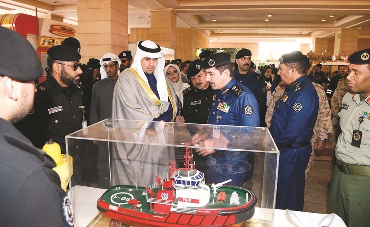 الفريق المكراد يطلع الوزير الصالح على نموذج لأحد لنجات الإطفاء البحري﻿