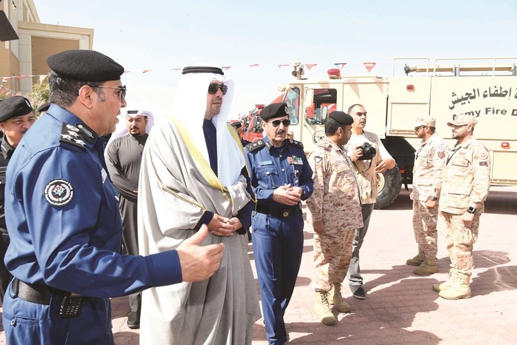 الوزير أنس الصالح والفريق خالد المكراد خلال جولة بين الآليات المعروضة في مهرجان يوم رجل الإطفاء﻿