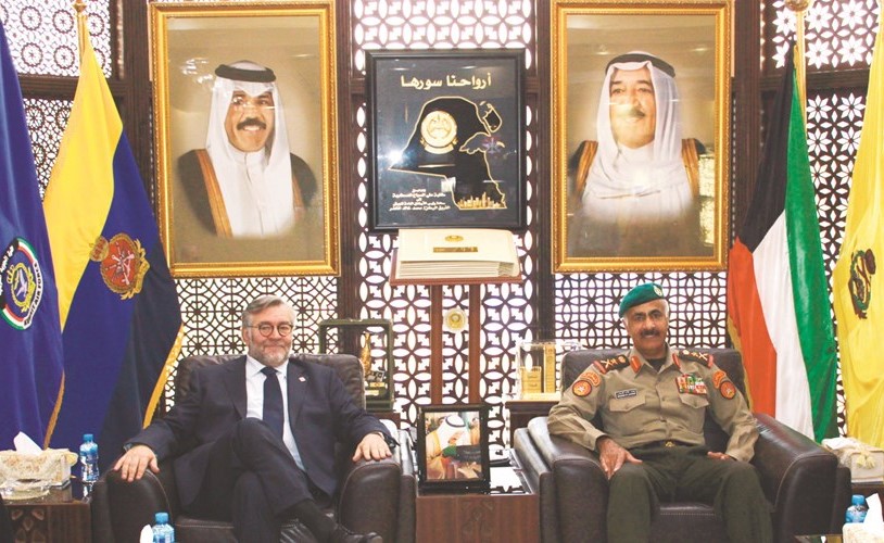 الفريق الركن محمد الخضر خلال استقباله نائب وزير الدفاع الإيطالي رافاييليه فولبي﻿