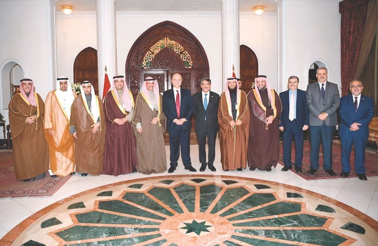 الرئيس العراقي د.برهم صالح ورئيس مجلس الأمة مرزوق الغانم ود.عودة الرويعي ومحمد الدلال وراكان النصف ود.خليل عبدالله وعلام الكندري في لقطة تذكارية﻿