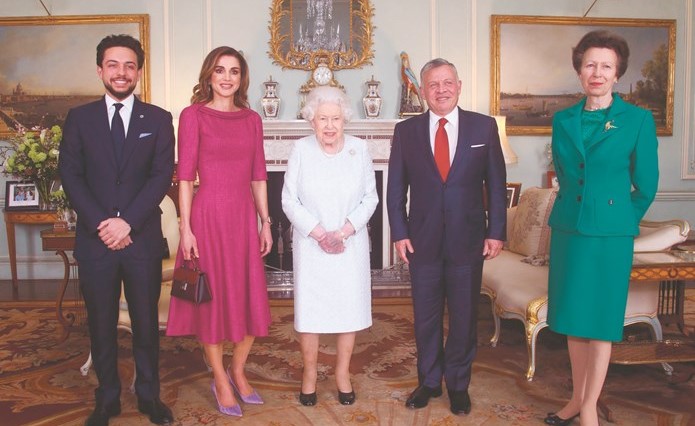 الملكة إليزابيث الثانية مستقبلة العاهل الاردني الملك عبدالله الثاني والملكة رانيا وولي العهد الاردني الامير حسين والأميرة البريطانية آن في لندن امس-(أ.ف.پ)﻿