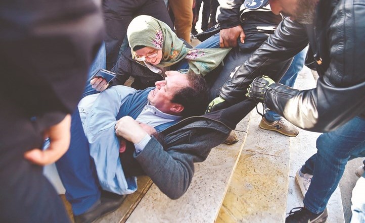 الشرطة الجزائرية تعتقل متظاهرا خلال تظاهرة نظمها صحافيون ضد الرقابة على تغطية الاحتجاجات ضد ولاية خامسة للرئيس (أ.ف.پ)﻿