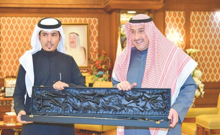 الشيخ فيصل الحمود مستقبلا الشاعر جايز بن عنزي الأكلبي﻿