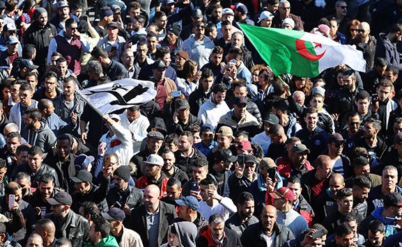 تحذيرات من "سيناريو سوري" في الجزائر مع اتساع دائرة الاحتجاجات ضد ترشح بوتفليقة لولاية خامسة