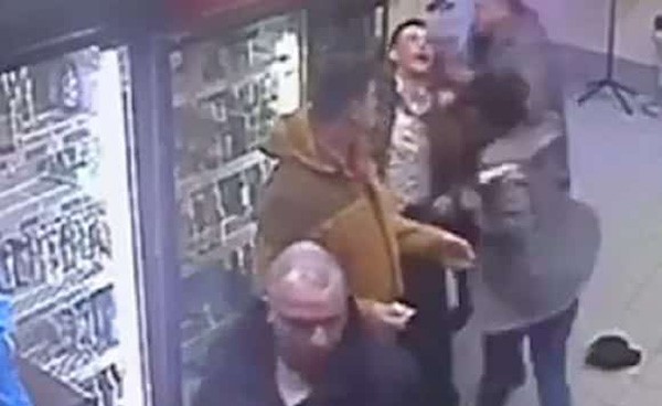بالفيديو.. شاهد: بائعة روسية توجه ضربة قاضية لرجل اعتدى على آخر داخل محل عملها