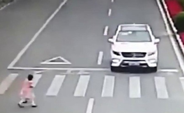 بالفيديو .. شاهد ردة فعل طفلة تجاه سائق توقف لها لتعبر الطريق