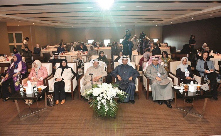 حضور كبير من قيادات تربوية وتعليمية والمهتمين بتعليم الأطفال المرضى خلال الملتقى﻿