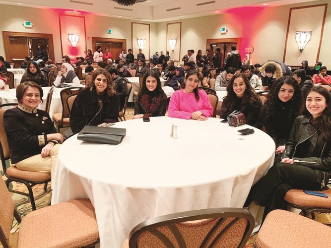 ﻿د.غدير أسيري مع عدد من الطالبات الكويتيات الدارسات في أميركا﻿