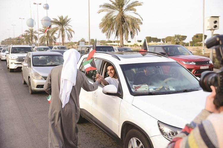 توزيع الأعلام خلال مسيرات الاحتفالات الوطنية﻿