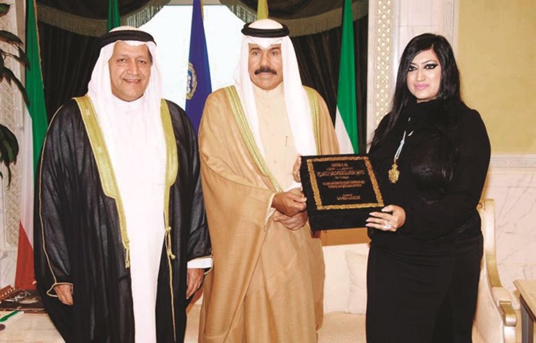 سمو ولي العهد يتسلم من د.أفراح ملا علي شهادة الدكتوراه بحضور والدها جعفر ملا علي ﻿