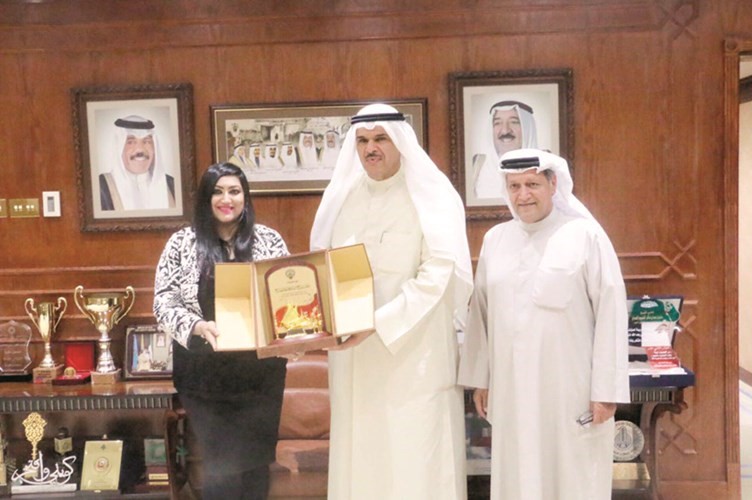  وتتسلم تكريما من الشيخ سلمان الحمود بمناسبة حصولها على لقب سفيرة جامعة سالمنكا من مملكة إسبانيا﻿