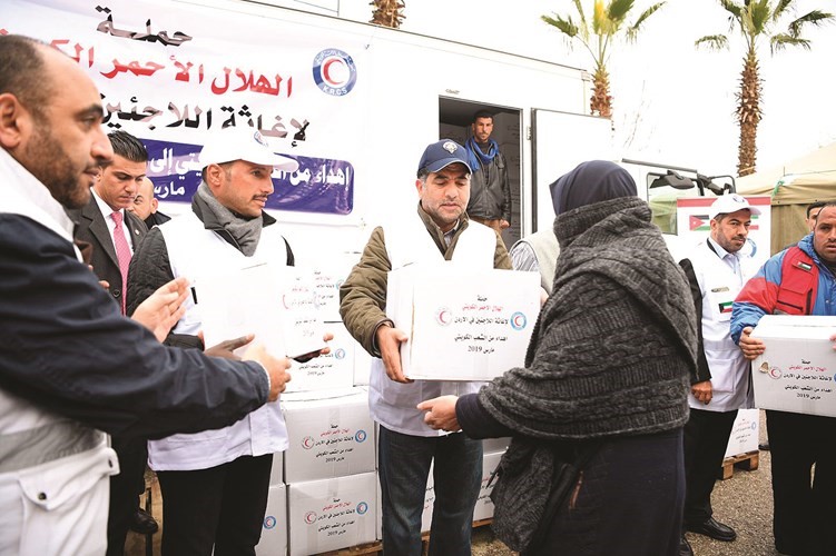 الغانم والرويعي يقدمان مساعدة﻿