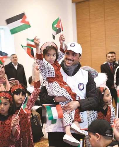 الرئيس مرزوق الغانم يحمل طفلة فلسطينية﻿