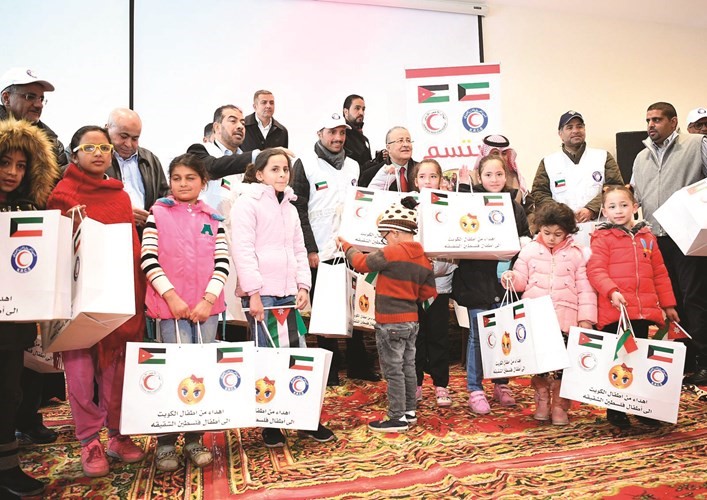 رئيس مجلس الأمة مرزوق الغانم واعضاء الوفد البرلماني مع اطفال في مخيمات اللاجئين الفلسطينيين﻿
