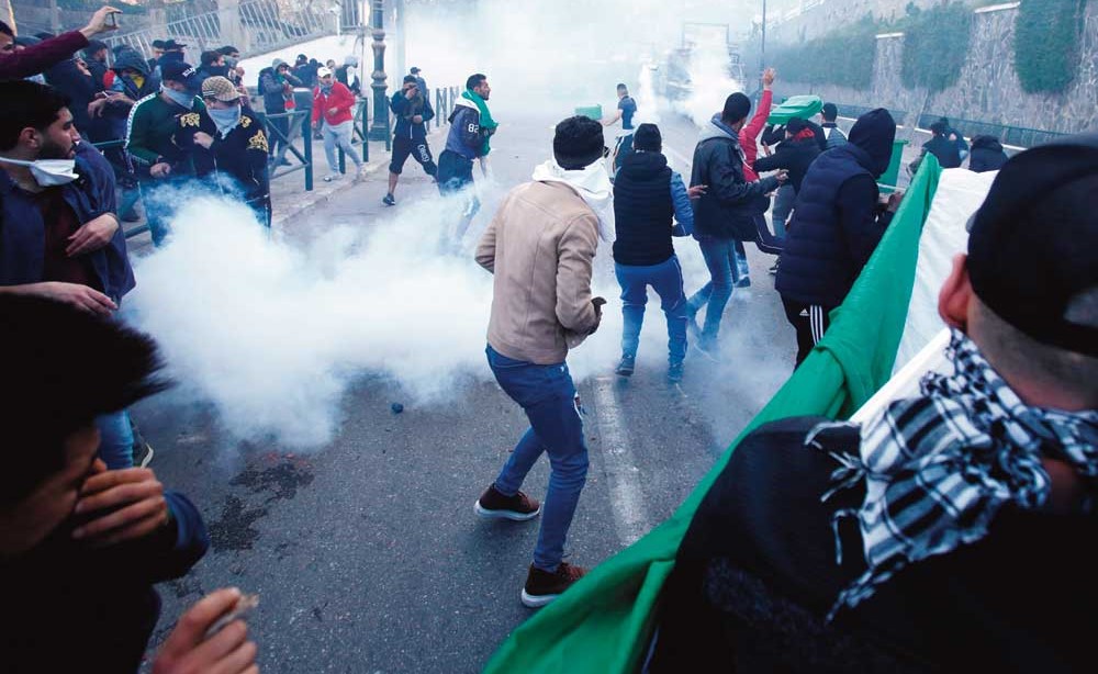  مواجهات بين شرطة مكافحة الشغب ومتظاهرين جزائريين يحتجون على ترشيح الرئيس عبد العزيز بوتفليقة لولاية خامسة               رويترز)  
