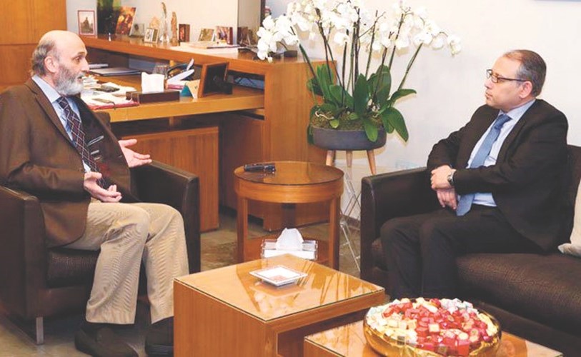 رئيس حزب القوات اللبنانية سمير جعجع مستقبلا السفير المصري نزيه النجاري في معراب (محمود الطويل)﻿