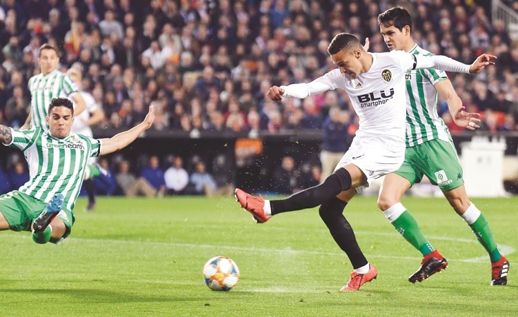 فالنسيا يلحق ببرشلونة إلى نهائي الكأس