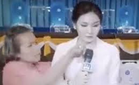بالفيديو.. امرأة تعتدي على مراسلة بـ«درنفيس» خلال بث مباشر