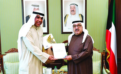 الشيخ ناصر صباح الأحمد يتسلم نسخة من كتاب استراتيجية الكويت لتعزيز النزاهة من المستشار عبدالرحمن النمش