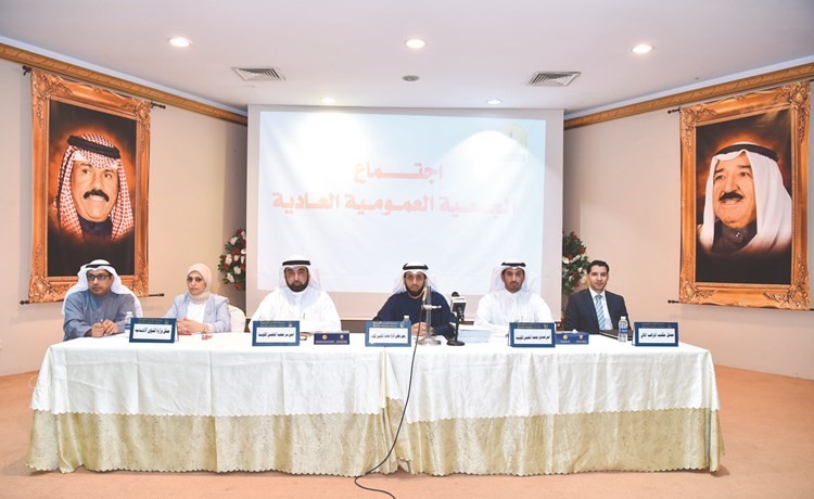  ﻿مطيع العجمي مع الحضور خلالالجمعية العمومية لجمعية المعلمين- (ريليش كومار)﻿
