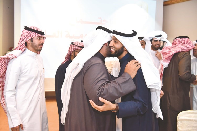 مطيع العجمي يتلقى التهنئة 
