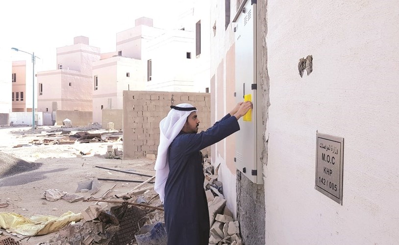 وضع أحد الملصقات خلال الجولة ﻿