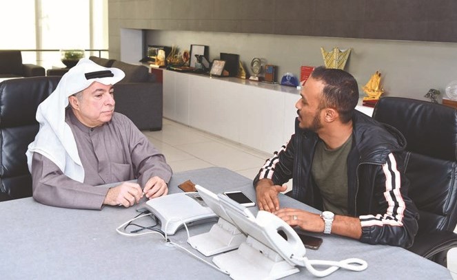 جمال إبراهيم متحدثا إلى الزميل كريم طارق	 (ريليش كومار)﻿