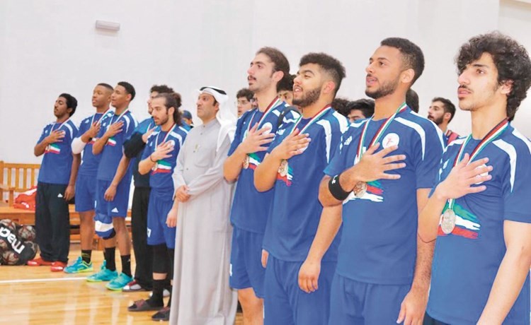 أحمد الشحومي يتوسط لاعبي الأزرق خلال السلام الوطني﻿