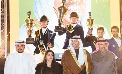 الشيخ محمد العبدالله والشيخة حصة الفهد ود. حمود فليطح مع الفائزين بالمراكز الأولى في الجائزة الكبرى﻿