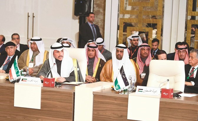 رئيس مجلس الأمة مرزوق الغانم متحدثا خلال المؤتمر ويبدو أعضاء الوفد البرلماني ﻿