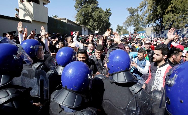 ﻿طلاب جزائريون يحاولون مغادرة جامعة الجزائر للتوجه الى المجلس الدستوري وقوات مكافحة الشغب تمنعهم	 (رويترز)﻿