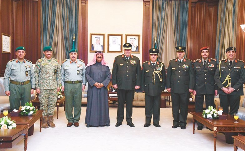الشيخ مشعل الأحمد مستقبلا الفريق الركن محمود فريحات والوفد المرافق بحضور الفريق الركن م.هاشم الرفاعي واللواء الركن فالح شجاع واللواء جمال محمد ذياب﻿