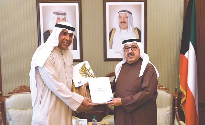 الشيخ ناصر صباح الأحمد يتسلم كتاب استراتيجية الكويت لتعزيز النزاهة﻿﻿ومكافحة الفساد من المستشار عبدالرحمن النمش﻿
