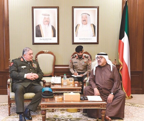الشيخ ناصر صباح الأحمد مستقبلا الفريق الركن محمود عبدالحليم فريحات﻿