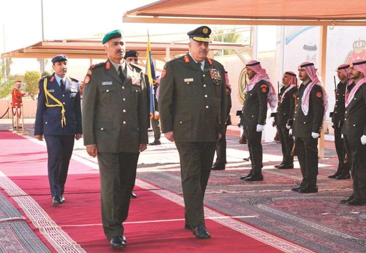 الفريق الركن محمد الخضر والفريق الركن محمود فريحات خلال مراسم الاستقبال﻿
