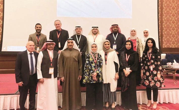 د.نادر العوضي متوسطا المشاركين في الملتقى العلمي الثاني لصحة كبار السن ﻿