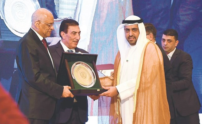 راكان النصف يتسلم جائزة التميز البرلماني﻿