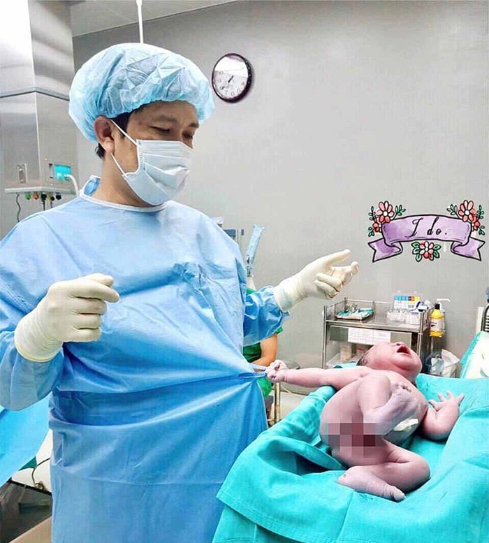 صورة: رضيع يثير الذهول عبر مواقع التواصل بسبب ما فعله مباشرة بعد الولادة